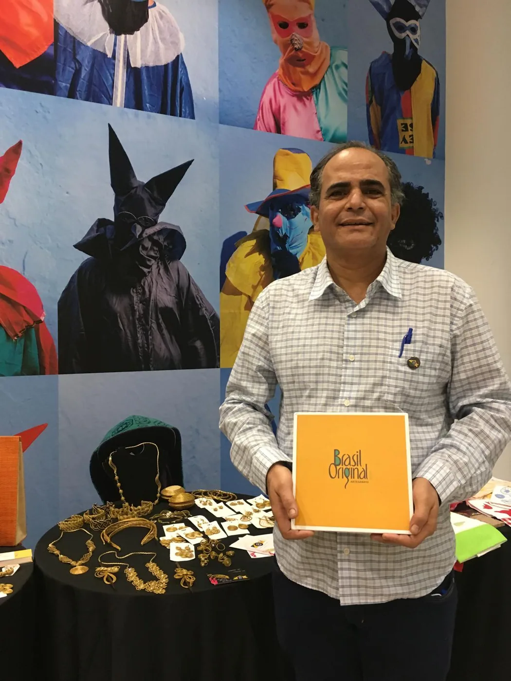 Samuel Moikato com peças artesanais do Brasil Original na Embaixada do Brasil em Londres