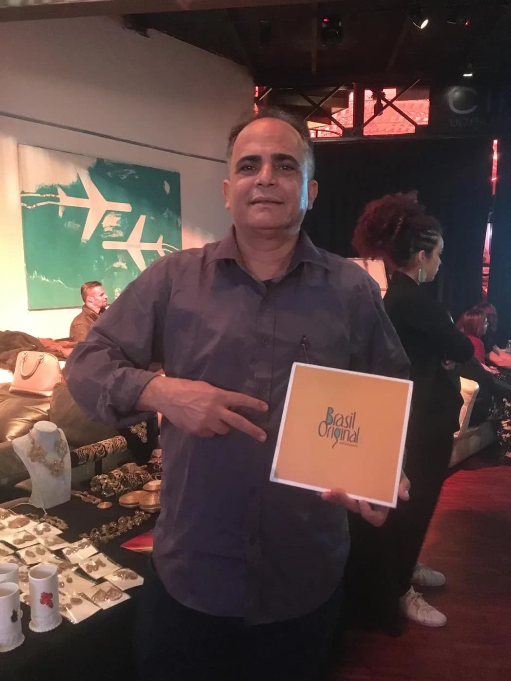 Samuel Moikato apresentando o artesanato Brasil Original em Milão