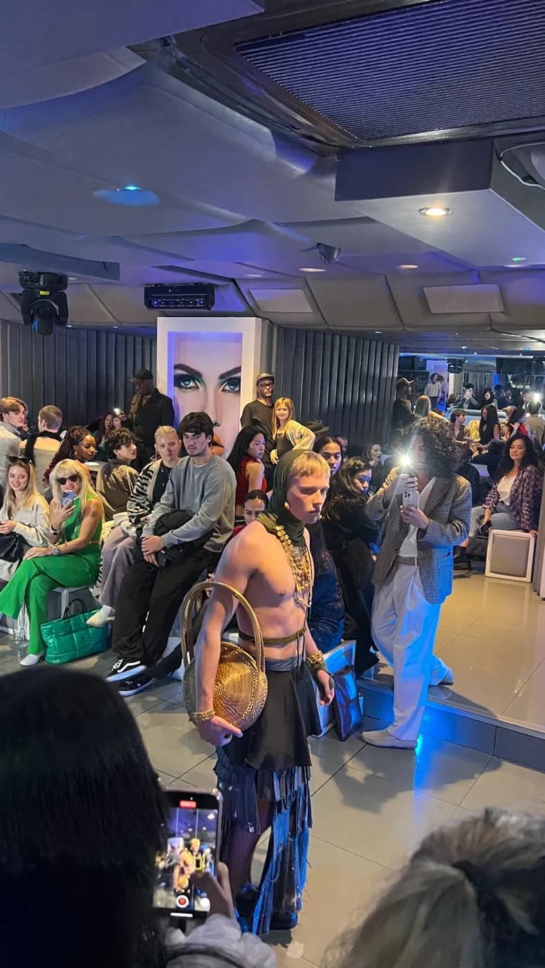 Modelo usando acessórios da Moikato em um desfile de moda em Londres