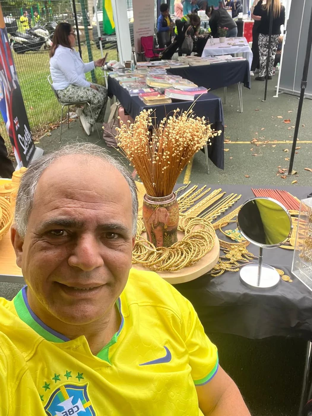 Samuel Moikato em sua banca de artesanato durante uma feira em Feltham