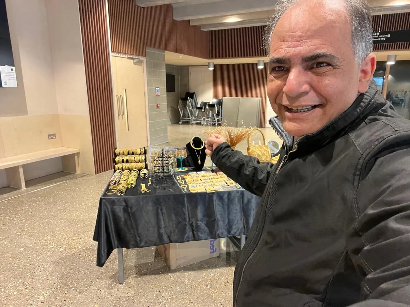 Samuel Moikato diante de sua exposição na Faculdade de Kingston