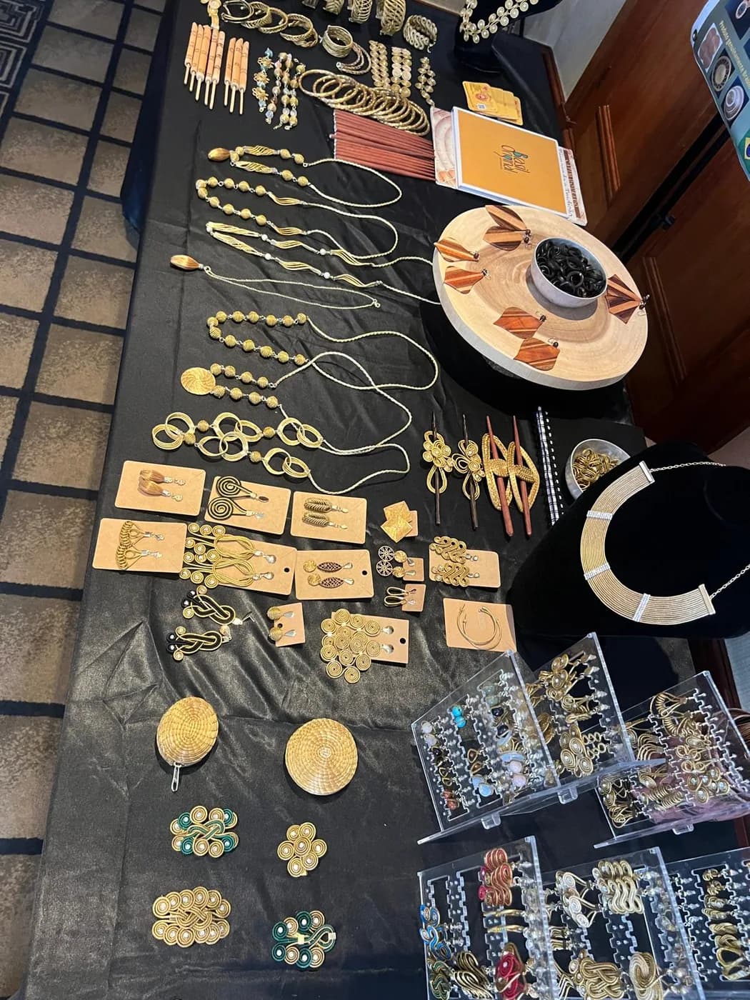 Mesa da Moikato com joias artesanais durante evento em Marylebone