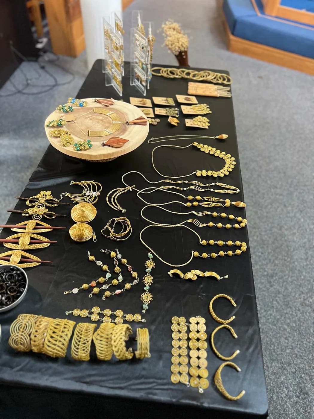 Mesa com joias e acessórios da Moikato na Feira de Surbiton